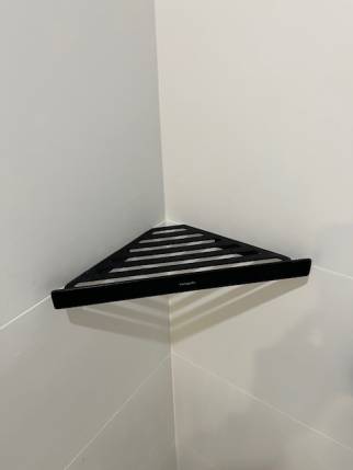 Etagère d'angle installée dans la douche de la salle de bain rénovée - Nantes 44