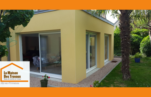 Une extension sur-mesure à toit plat, pensée pour se fondre dans le style architectural existant.