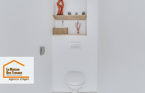 Des toilettes rénovées avec sobriété et modernité pour un intérieur soigné.