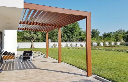 Aménagement extérieur : réalisation d’une terrasse en bois avec pergola à Saintes