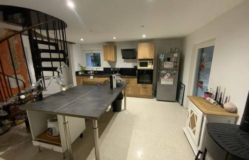 Salle de séjour ouverte sur cuisine La Maison Des Travaux Alès