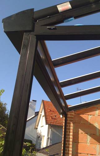 Détail structure en aluminium noir d'une véranda sur mesure 62710