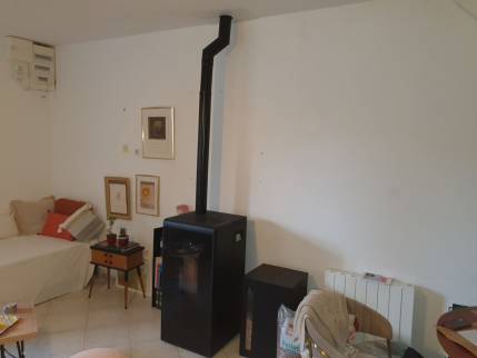 Installation d'un poêle à granulés pour une rénovation énergétique efficace