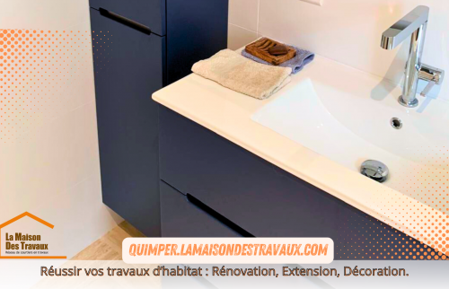 Le miroir rétroéclairé est un élément clé pour ajouter de la luminosité tout en offrant une touche contemporaine. Les finitions impeccables des joints et des raccords soulignent le soin apporté par les artisans sélectionnés.