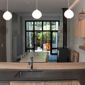 Aménagement d'une cuisine ouverte avec vue sur le jardin d'hiver