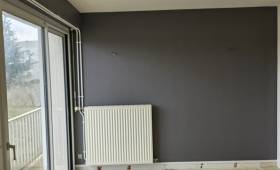 Mise en valeur d'un mur dans la pièce de vie