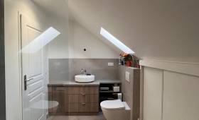 Vue d'ensemble de la première salle de bain