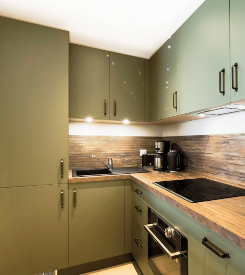 Rénovation de cuisine avec mobilier vert olive et plan de travail en bois massif - Tain l'Hermitage 26600