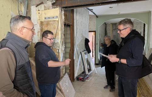 Réunion de suivi de chantier par l'architecte avec les entreprises 