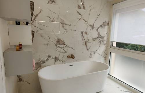 Baignoire ilot et carrelage grand format à Orsay