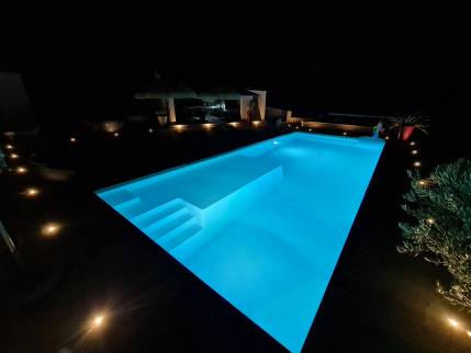 Piscine éclairée la nuit