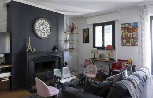 Le mur de la cheminée peint en noir