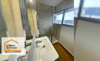 Photo 1 : Salle de bain rénovée à Bénodet avec douche à l’italienne et vasque moderne. Un espace optimisé et lumineux.