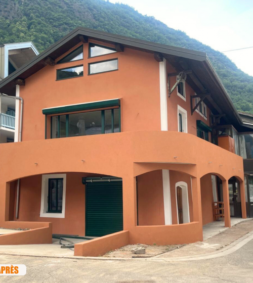 La Maison des Travaux Moûtiers, peinture façade ocre, menuiserie façade moderne, modénatures blanches fenêtres, rénovation maison ancienne Savoie