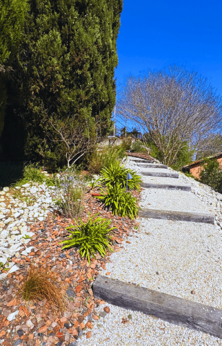 Allée de jardin fleuri La Maison Des Travaux Ales