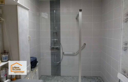 Création d’une douche à l’italienne moderne lors d’une rénovation de salle de bain à Roquefort dans le Lot-et-Garonne.