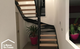 Réalisation d'un escalier sur-mesure en aluminium et bois de chêne double quart tournant