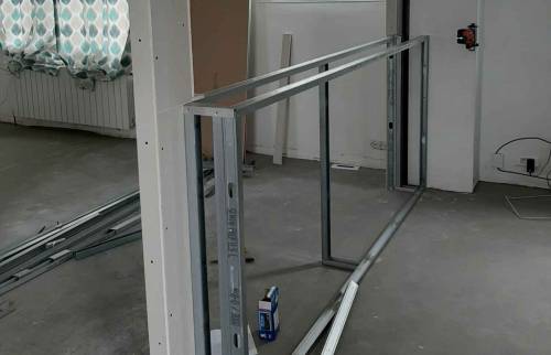 Le montage des cloisons du bureau