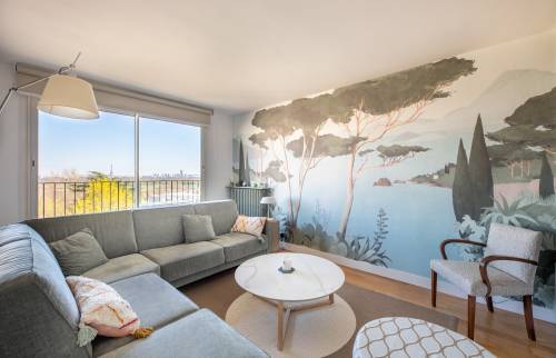 Salon avec vue sur la Tour Eiffel à Paris 8e