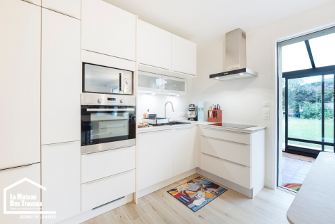 Cuisine équipée moderne et fonctionnelle