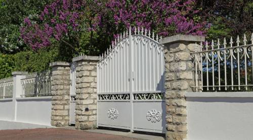 Portail traditionnel blanc - La Maison Des Travaux