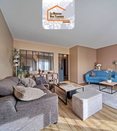 Salon rénové à La Roche-sur-Foron avec verrière intérieure, parquet bois clair et mobilier moderne – projet signé La Maison Des Travaux Bonneville