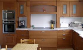 Cuisine en bois après les travaux de rénovation.