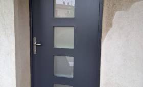 Rénovation de menuiserie avec pose de porte d'entrée semi-vitrée - Bourg-en-Bresse 01000