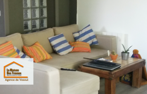 ✨ Vue d’ensemble d’un appartement rénové : cuisine sur-mesure, parquet moderne et salon lumineux près de Pusey.