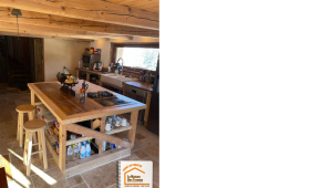 rénovation cuisine chalet Praz-sur-Arly, cuisine bois massif montagne, cuisine alpage rénovée, artisan cuisine Haute-Savoie, la maison des travaux chamonix, cuisine chalet traditionnel, îlot central bois massif, évier