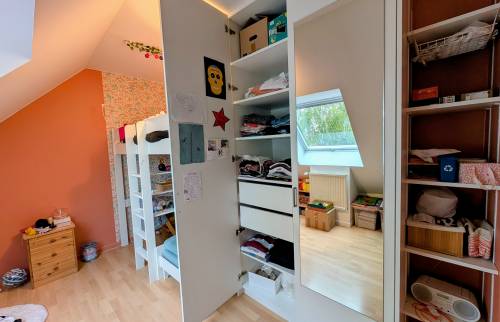 Aménagement intérieur d’un placard sur-mesure pour chambre réalisé par La Maison Des Travaux Bruz