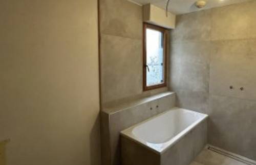 Baignoire installé, tablier carrelé 