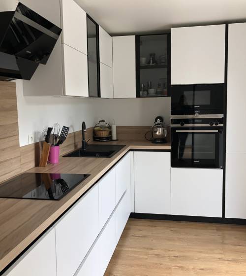 Rénovation de cuisine plan de travail bois et façades blanches