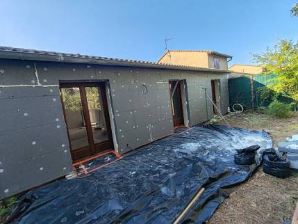Pose d'une isolation extérieure lors d'une rénovation énergétique de maison - Valence 26000