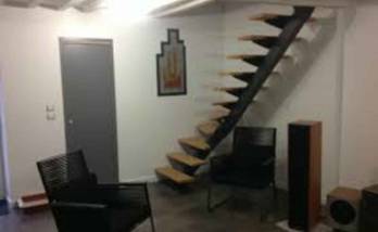  escalier ajouré sans rambarde à la courbe très aérienne.