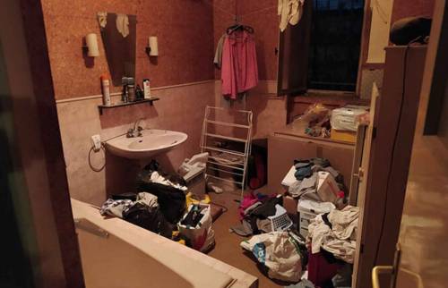 salle de bains encombrée