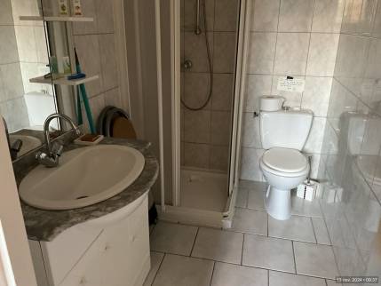 Salle de bain avant travaux de rénovation - Saint Nicolas de la Grave 82210