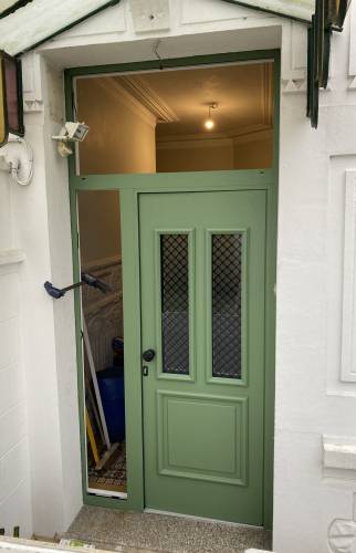 Pose de la porte d'entrée aluminium Ral 6021