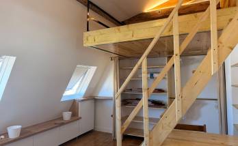 Mezzanine sur mesure  escalier, bureau intégré et rangements (Paris 17e)