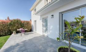 Nouvelle terrasse en grès cérame avec léger relief gris marbré devant maison à Aubagne (13400)