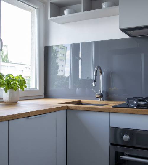 Rénovation de cuisine en appartement avec crédence zellige bleu à Cergy-Agglo (95)