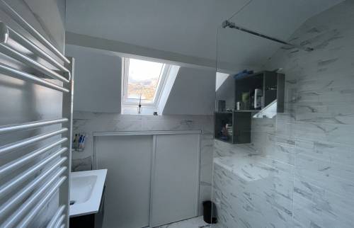 vue d'ensemble de la salle de bain après travaux