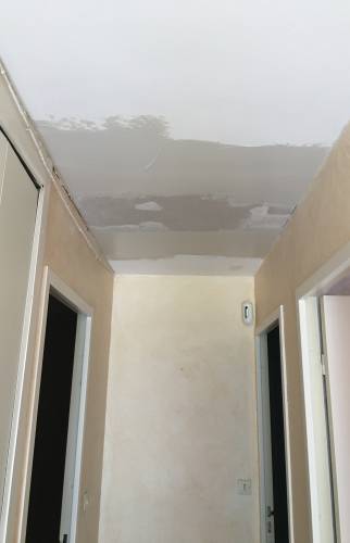 Pendant les travaux, placo remplacé, enduit réalisé