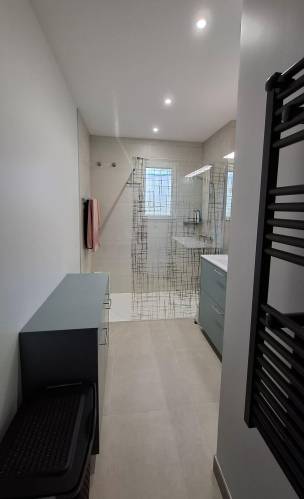 Salle de bain rénovée avec radiateur sèche-serviettes - Meximieux 01800