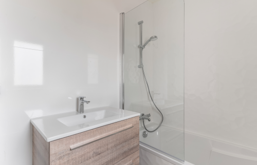 Surélévation en ossature bois de 18 m² à Vertou - salle de bain terminée