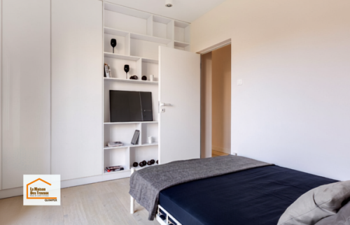 Chambre rénovée près de Treffiagat avec murs et plafond entièrement repris pour offrir un espace plus lumineux, moderne et agréable à vivre. Une réalisation accompagnée par La Maison Des Travaux Quimper.