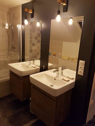 Deux meubles vasques au lieu d'un grand meuble double vasque pour plus de légèreté