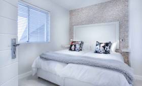 Chambre parentale aménagée dans une mezzanine