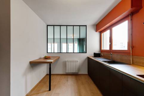 Projet de cuisine gris anthracite et Orange avec verrière, Lyon quai de Saone : vue de la verrière et du plan snack