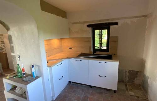 Cuisine rénovée d’un mas dans les Cévennes La Maison Des Travaux d’Alès